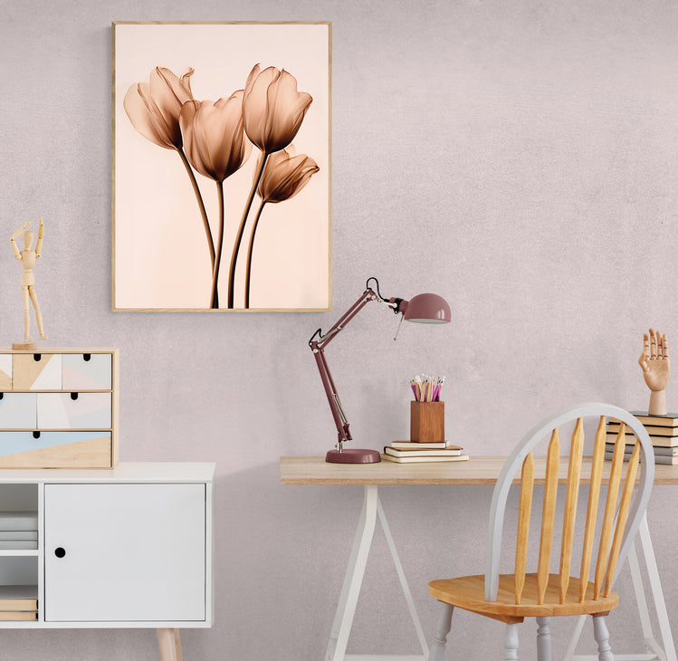 Art scandinave : tableau tulipe élégamment accroché dans un bureau design