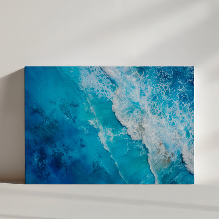 Vue aérienne d’une mer agitée, où les vagues blanches contrastent avec le bleu profond de l’eau. La texture détaillée et les nuances vibrantes créent une sensation de mouvement et de fraîcheur. Parfait pour une décoration murale apaisante et immersive.