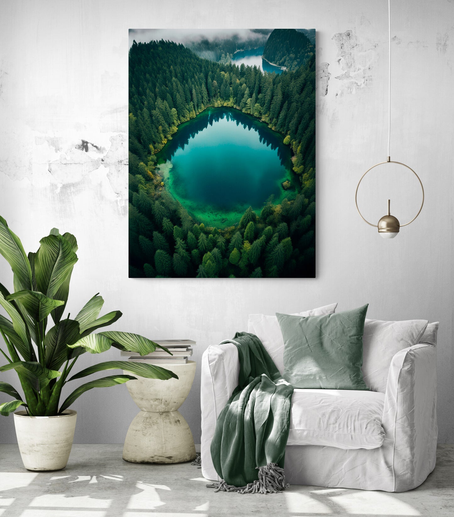 Photo d'une forêt émeraude encadrant un lac turquoise, mise en scène dans un salon épuré avec un canapé blanc moelleux, une plante verte volumineuse et une suspension design.