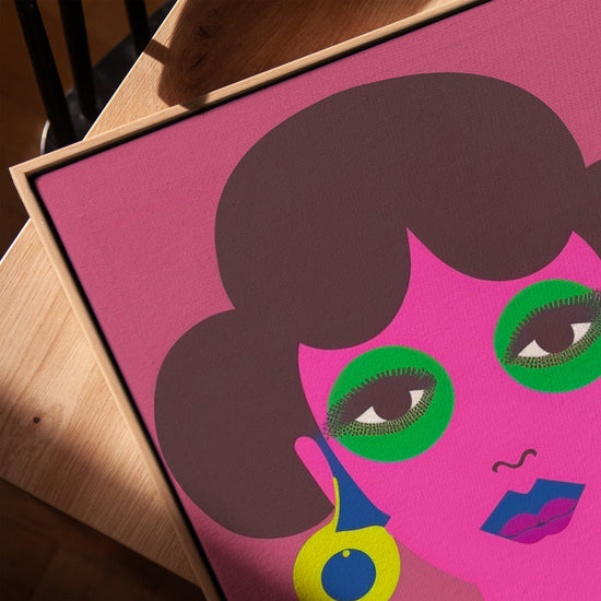 Visage femme coloré toile pour salon cadre chêne doré