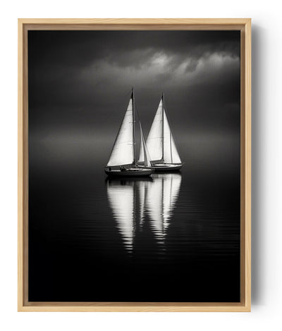 Artistieke fotografie van twee zeilboten die over kalm water varen, onder een onweersachtige hemel. De lichtgevende weerspiegeling van de zeilen contrasteert met de donkere sfeer en creëert een elegante en tijdloze ambiance. Ideaal voor een minimalistische en verfijnde muurdecoratie.