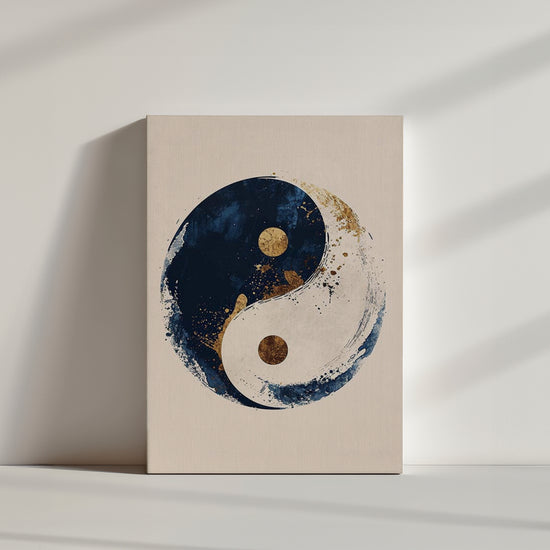 llustration du symbole yin-yang revisité en style artistique. Le fond est beige uni, et le cercle est divisé en deux moitiés : l’une bleu nuit avec des touches dorées, l’autre blanche éclaboussée de bleu et d’or. Chaque point central est doré, ajoutant une touche élégante et spirituelle. Une composition harmonieuse entre équilibre, contraste et modernité.