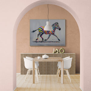 Tableau d’un zèbre aux rayures multicolores accroché au mur d’une salle à manger moderne, décorée d’une arche rose et d’un mobilier en bois clair