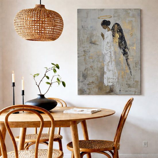 Tableau zen ange en prière aux ailes or sur fond beige, décoration murale salon moderne