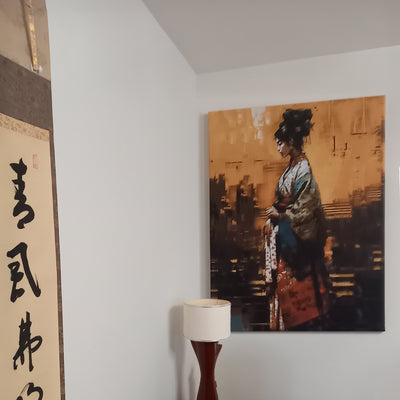 Avis client : tableau japonais représentant une geisha en tenue traditionnelle sur fond doré, installé dans un intérieur épuré à l’ambiance zen et élégante.