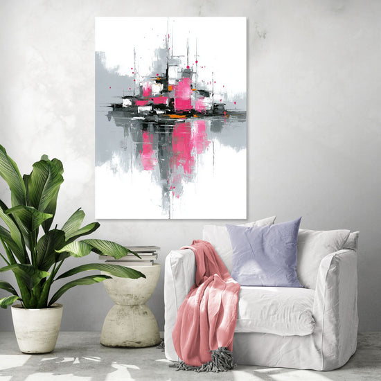 Tableau abstrait aux teintes vives de rose et gris dans un salon minimaliste et moderne