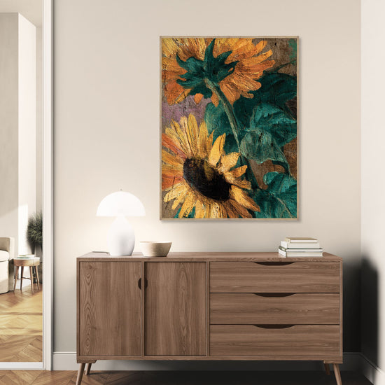 Tableau décoratif avec tournesols texturés en jaune et vert sur mur beige dans un salon moderne