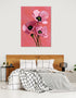 Tableau de fleurs roses sur fond corail, style floral moderne dans une chambre contemporaine