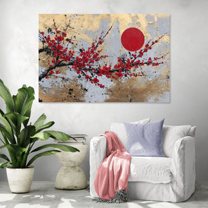 Tableau floral abstrait avec branches rouges et fond doré, ambiance zen dans un salon moderne