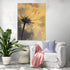 Tableau floral abstrait aux tons jaunes, évoquant une ambiance naturelle et apaisante dans un salon contemporain
