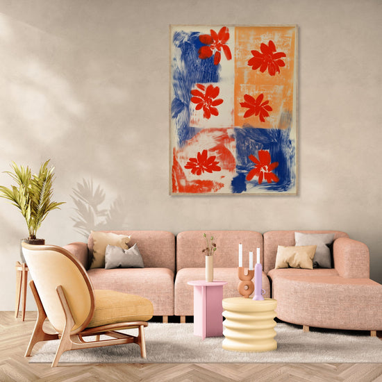 Tableau floral aux touches de rouge et bleu sur fond beige, style abstrait, dans un salon cosy et moderne
