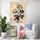 Tableau floral monochrome style asiatique avec pivoines, ambiance zen dans un salon moderne