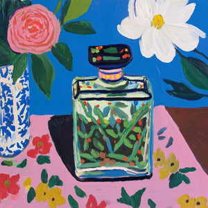 Tableau floral coloré avec bouteille stylisée sur fond bleu vibrant, style moderne et graphique