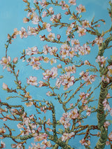 Tableau floral avec branches de cerisier en fleurs sur fond bleu pastel, style impressionniste