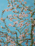 Tableau floral avec branches de cerisier en fleurs sur fond bleu pastel, style impressionniste