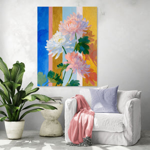 Tableau floral coloré avec des chrysanthèmes roses et blancs sur fond rayé pour un salon moderne