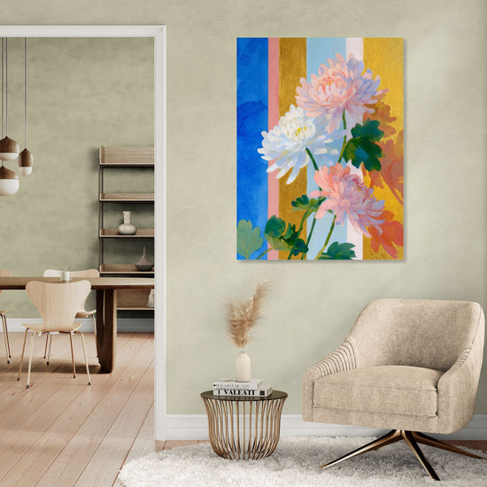 Tableau floral aux chrysanthèmes colorés, style romantique, dans un salon au décor scandinave léger