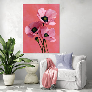 Tableau floral pop avec des coquelicots roses sur fond corail, idéal pour une déco fraîche et vivante dans le salon