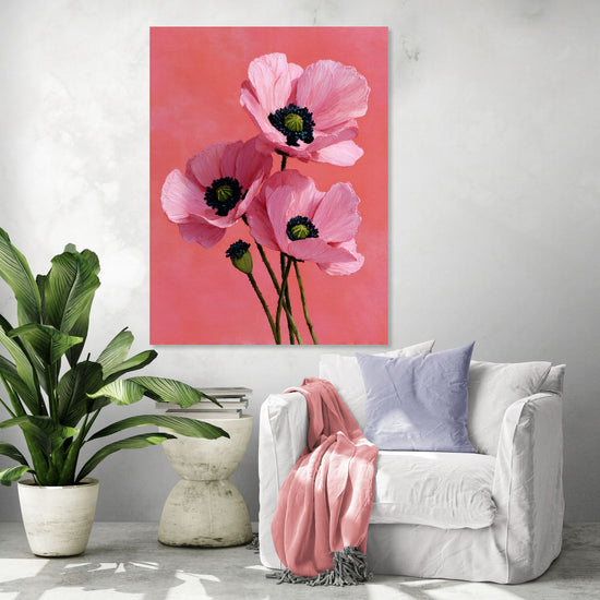 Tableau floral pop avec des coquelicots roses sur fond corail, idéal pour une déco fraîche et vivante dans le salon