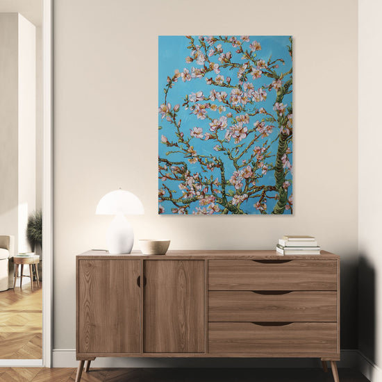 Tableau floral sur fond bleu dans un salon moderne, évoquant la sérénité printanière