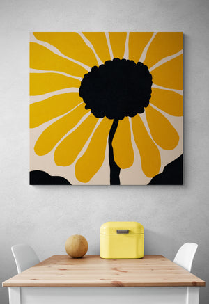 Tableau floral mural aux pétales orange vif, style moderne, dans une cuisine minimaliste