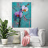 Tableau floral avec orchidées sur fond turquoise, apportant une touche zen et colorée à un salon moderne