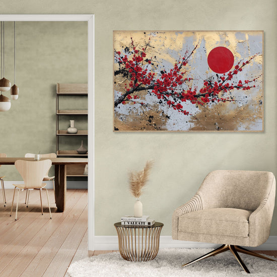 Tableau floral rouge et doré, style abstrait, dans un salon moderne et épuré