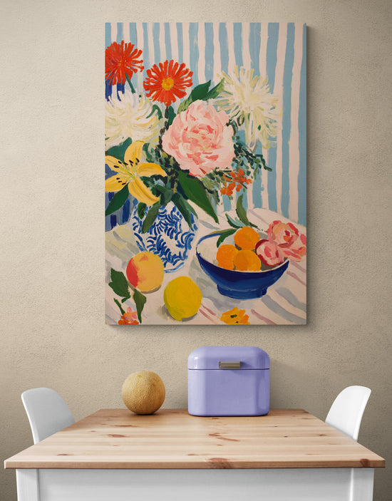 Tableau floral vibrant aux couleurs chaudes dans une cuisine minimaliste