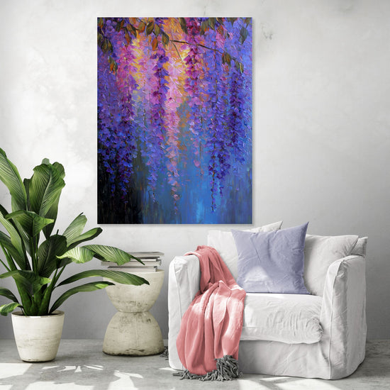 Tableau floral en nuances de violet et bleu pour une ambiance paisible dans un salon moderne