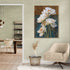 Tableau mural floral aux pivoines blanches dans une ambiance de salon moderne et paisible