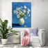 Tableau floral impressionniste avec vase de marguerites sur fond bleu, ambiance salon moderne et épuré
