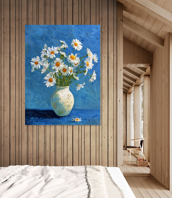 Tableau de marguerites dans un vase sur fond bleu, style classique, dans une chambre en bois clair