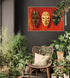 Tableau mural de masques ethniques sur fond rouge, style africain, dans un salon boho avec plantes vertes