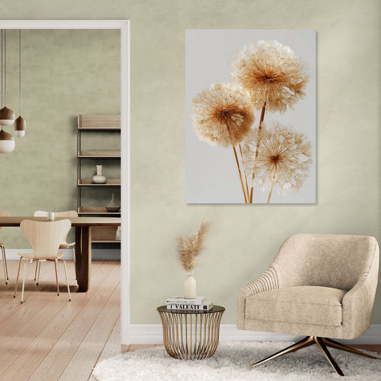 Tableau mural de pissenlits dorés sur fond neutre, ambiance naturelle et épurée dans un salon moderne