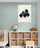 Tableau d'oiseaux noirs dans une chambre d'enfant au style ludique et apaisant