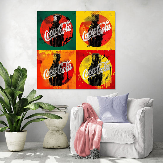 Tableau pop art bouteilles sur fond coloré dans un salon moderne et épuré