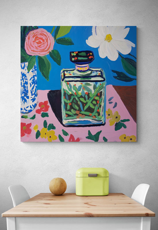 Tableau vibrant aux fleurs et flacon sur fond bleu et rose, style pop-art pour une cuisine colorée