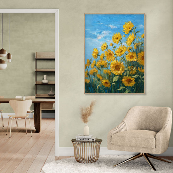 Tableau de tournesols jaunes sur fond bleu vif dans un salon moderne et épuré, style décoratif floral