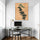 Tableau mural zen avec arbre minimaliste et lignes noires sur fond beige dans un bureau moderne et lumineux