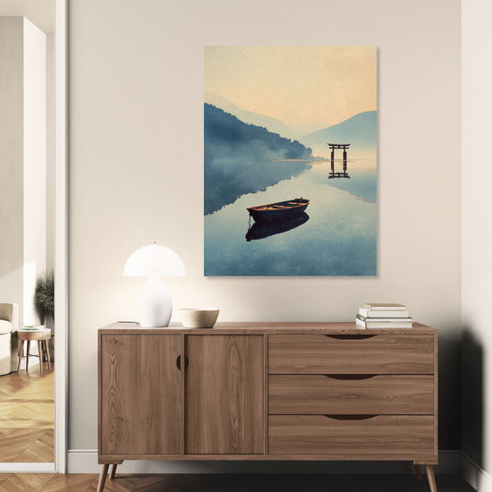 Tableau mural paisible avec barque et torii sur lac brumeux, style zen en décoration scandinave
