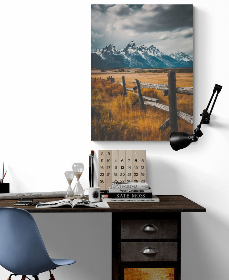 petit tableau décoratifs avec un paysage de montagne est accroché au dessus d'un bureau