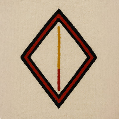 Motif ethnique géométrique en forme de losange encadrant une ligne verticale jaune et rouge, tissé sur fond beige naturel, reflet d’un design berbère revisité.