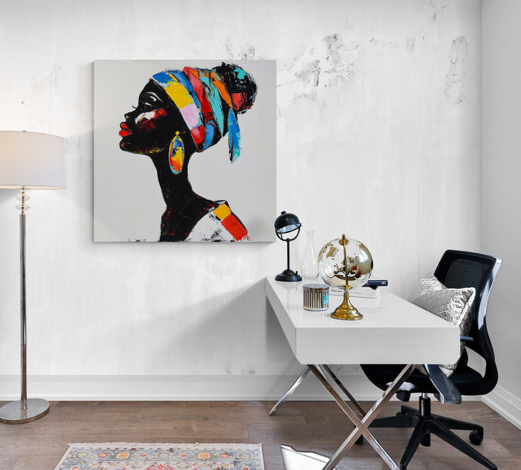 salle de travail, grand bureau blanc, chaise sur roulette, coussin gris clair, global terrestre décoratif, lampe sur pied, poster africain