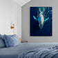 chambre parentale, lit double, draps bleu, table de nuit en bois, lampe de chevet, mur gris clair, poster animal marin décoratif.