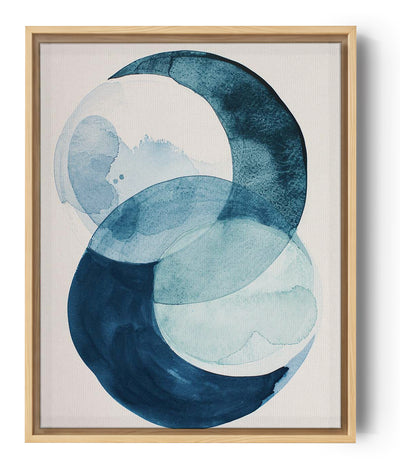 Un gros plan d'un tableau abstrait montrant des formes circulaires et aquatiques en nuances de bleu sur un fond blanc.
