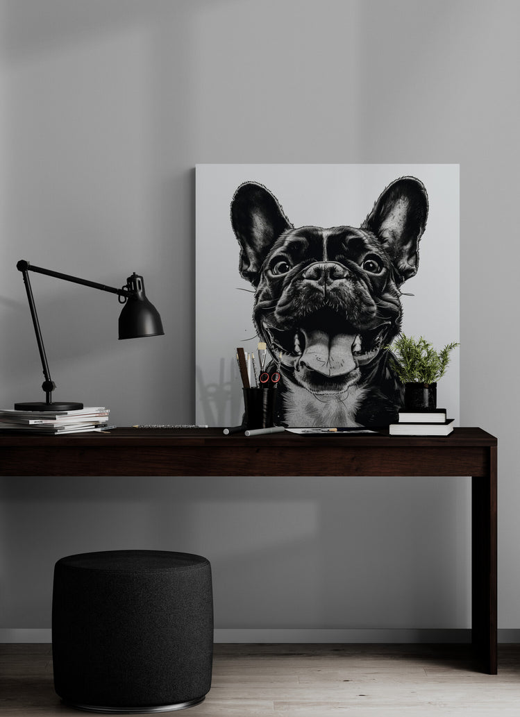 bureau en bois foncé, pouf noir, lampe noire, pile de livres, pot à crayon, plante, poster chien portrait.