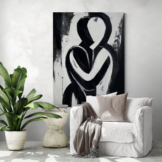 Tableau abstrait en noir et blanc représentant une étreinte, style moderne, dans un salon épuré et lumineux