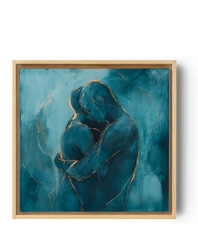 Ein zeitgenössisches Wandbild, das ein Paar in ätherischem Blau zeigt, ihre Silhouetten mit zarten goldenen Linien verschlungen. Die Leinwand ist minimalistisch, hervorgehoben auf neutralem Hintergrund.