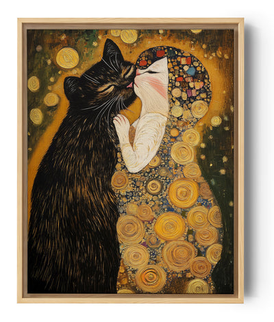 Dieses Bild zeigt zwei zärtlich umschlungene Katzen: eine schwarze Katze mit dunklem, elegantem Fell und eine leuchtend weiße Katze. Ihre Pose ist von wirbelnden goldenen Motiven umgeben, die an Klimts Stil erinnern, mit warmen Gold-, Orange- und Gelbtönen, die eine romantische und künstlerische Atmosphäre schaffen.