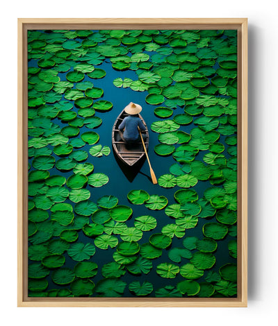 Fotografie einer Vogelperspektive auf eine Person, die zwischen grünen Seerosen rudert und sich vom dunklen Wasser abhebt, für einen Effekt von Gelassenheit und Einsamkeit, ideal um Ruhe zu inspirieren.